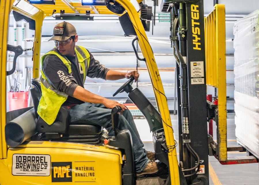 Magazijnmedewerker aan het werk met materieel