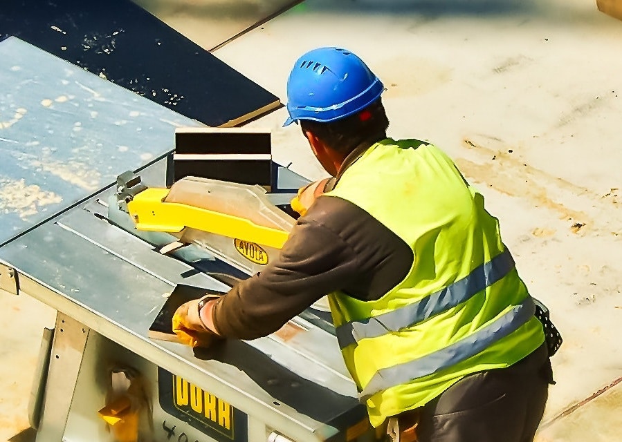 Bouwvakker aan het werk op een bouwplaats