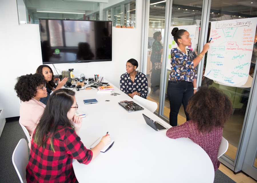 Vergadering met medewerkers van een bedrijf
