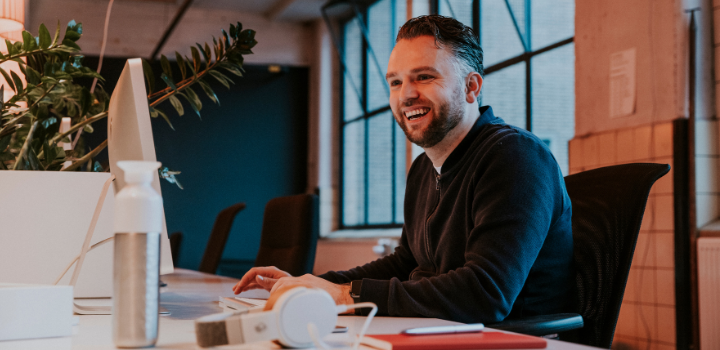 Een architect achter een laptop 