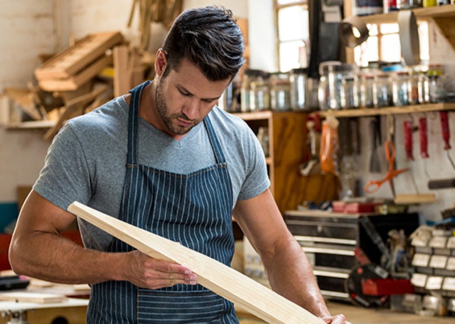 Timmerman aan het werk in zijn atelier. Interpolis preventiediensten op uw arbeidsongeschiktheidsverzekering