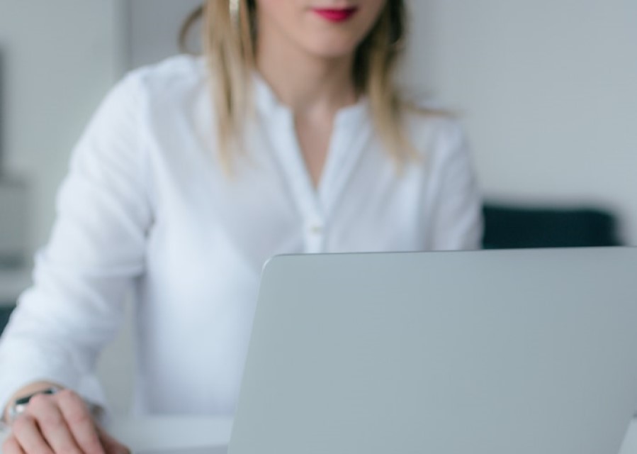 Vrouw aan het werk op haar laptop