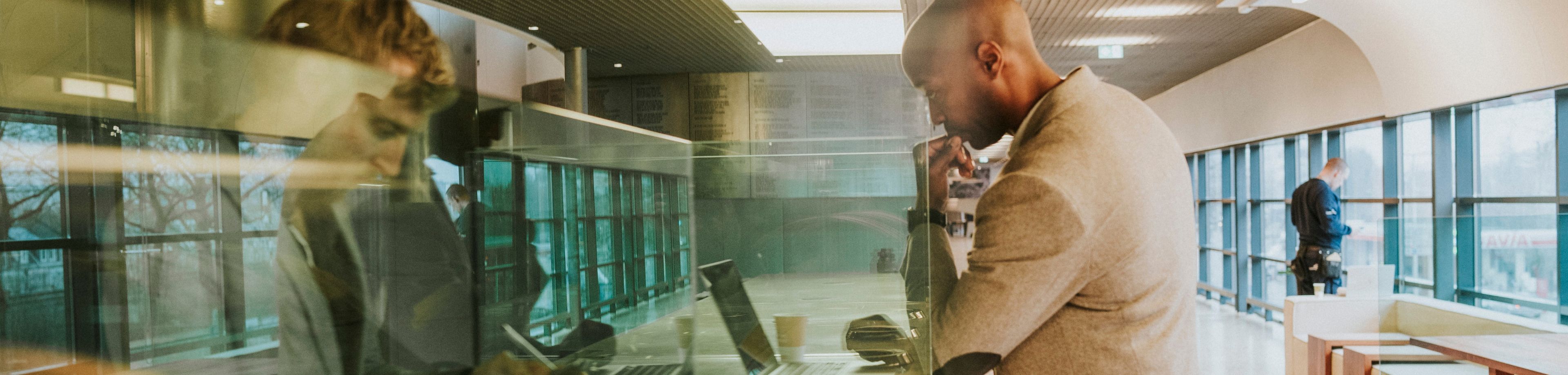 Man vult op zijn laptop de AOV gezondheidsverklaring in.