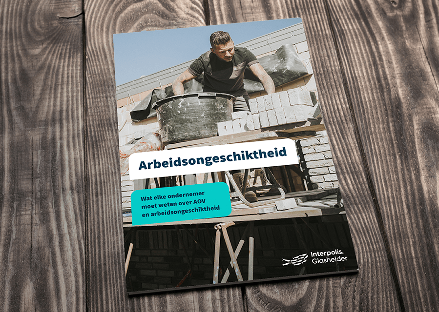 Een handout in A4-formaat, van de Interpolis-whitepaper over arbeidsongeschiktheid, ligt op een houten tafel.