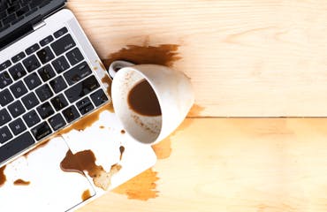 Koffie valt om op laptop
