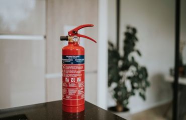 Een brandblusser staat op tafel in een kantoorruimte