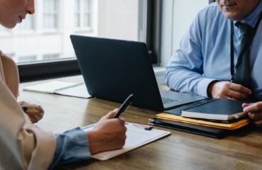 twee mensen werken aan een bureau