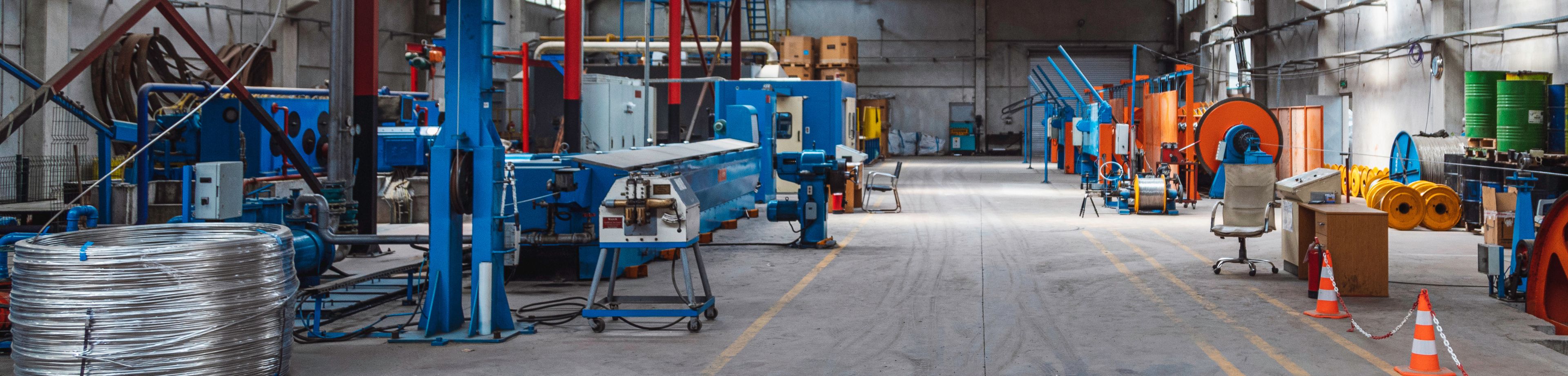 Het interieur van een bedrijfshal.