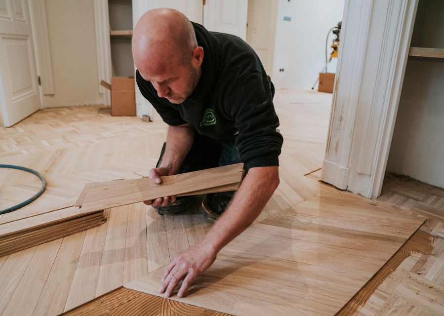 Een man legt laminaat