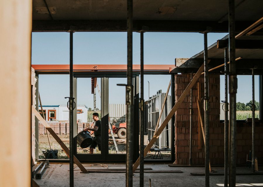 Frame van een nieuwe woning waarin bouwvakkers aan het werk zijn