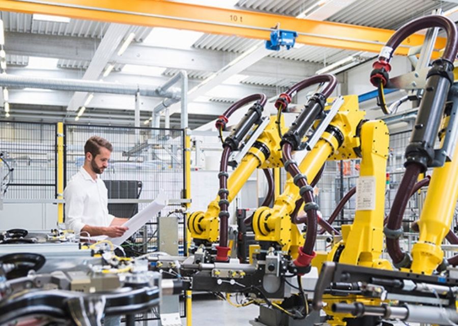 Man bedient grote machines