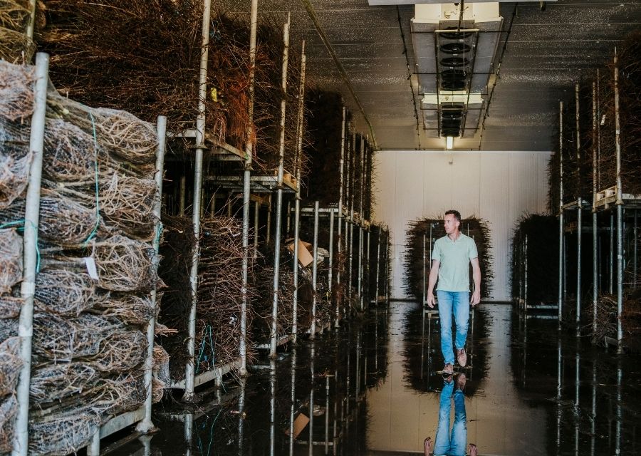 Man loopt door het gangpad van een opslagplaats