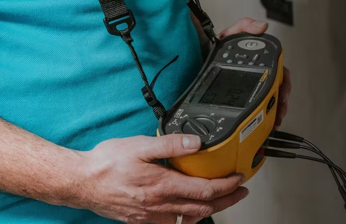 Man die een elektrakeuring Scope 8 uitvoert