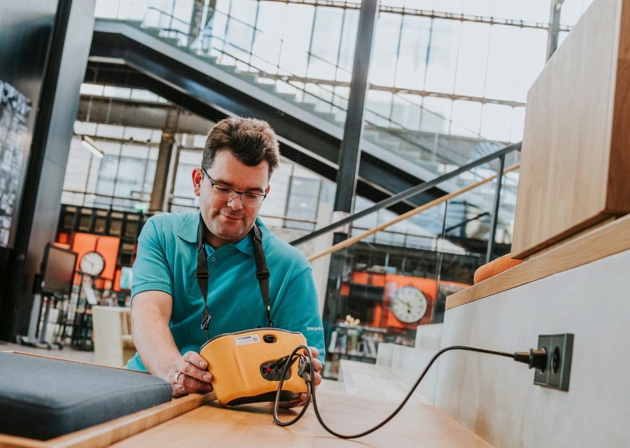 Inspecteur voert een elektrakeuring uit.