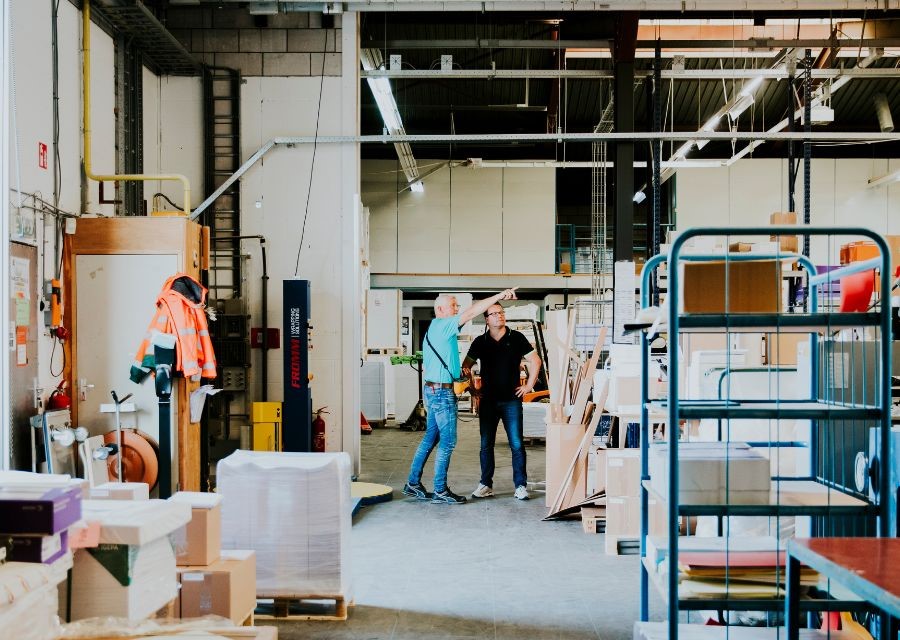 Inspecteur die een elektrakeuring uitvoert bij een bedrijf