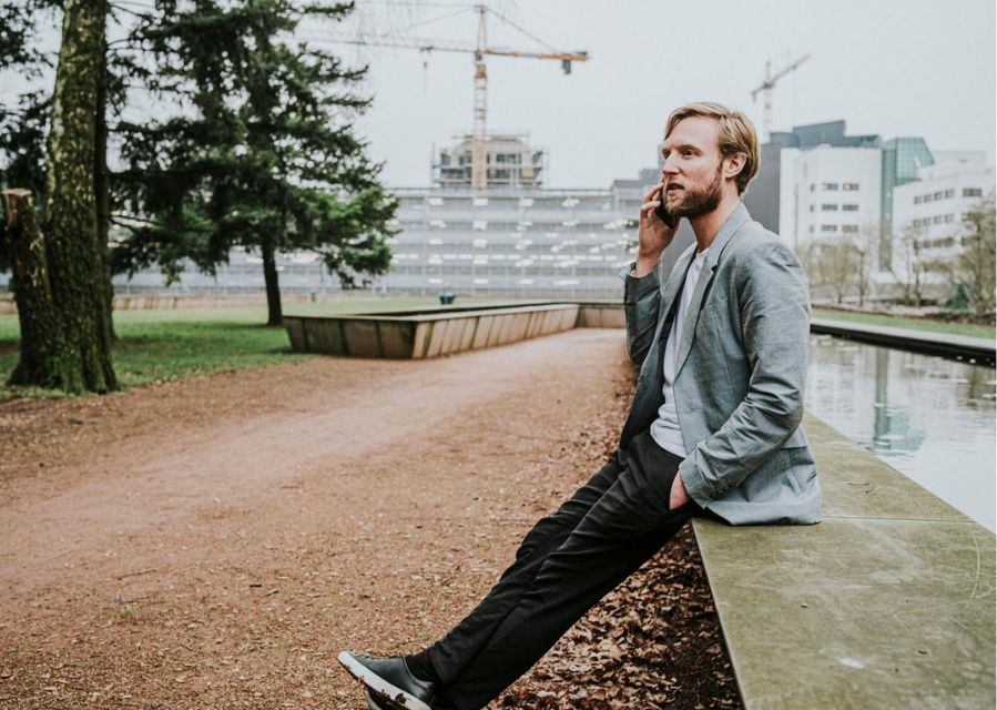 Man zit te bellen op de rand van een vijver | Zo ga je om met veelvoorkomende risico’s | Interpolis verzekeringen