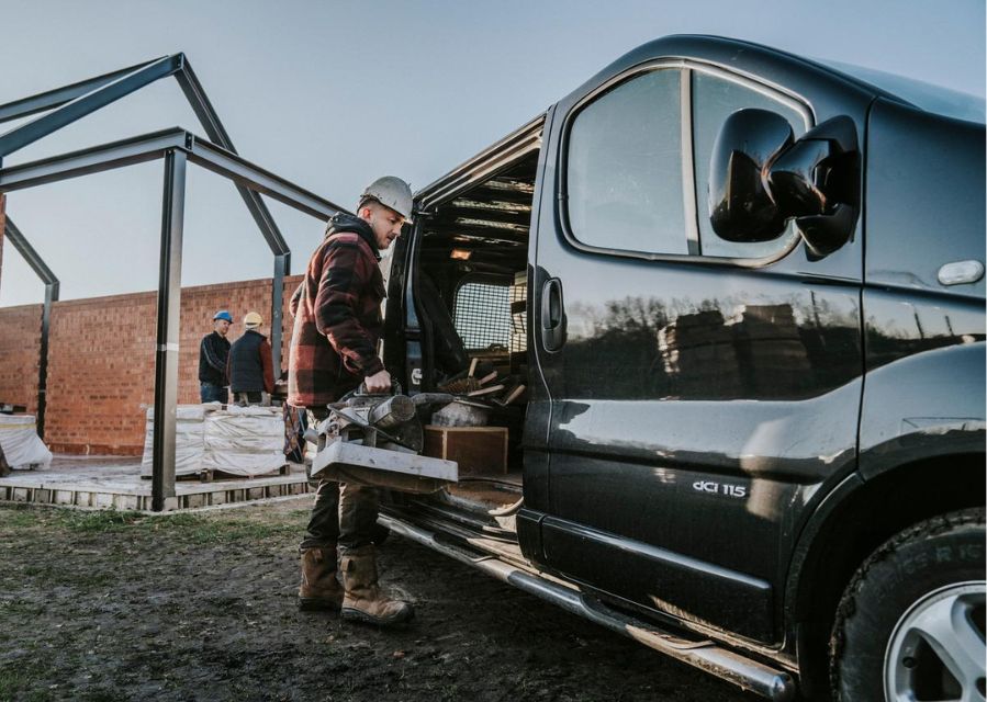 Man laadt gereedschap in zijn bestelauto | Bedrijfswagen kopen: waar let je op? | Interpolis verzekeringen