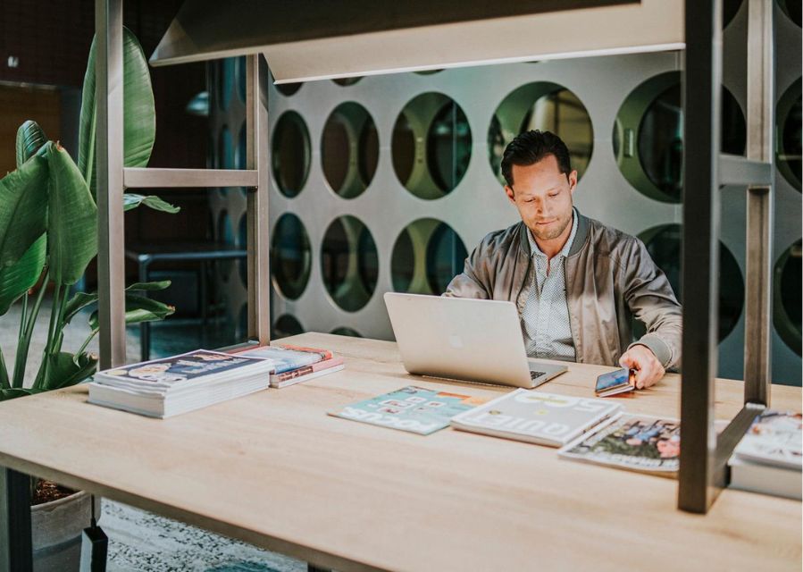 Man zit achter laptop te werken | De 5 belangrijkste risico’s van financiële groei | Interpolis verzekeringen