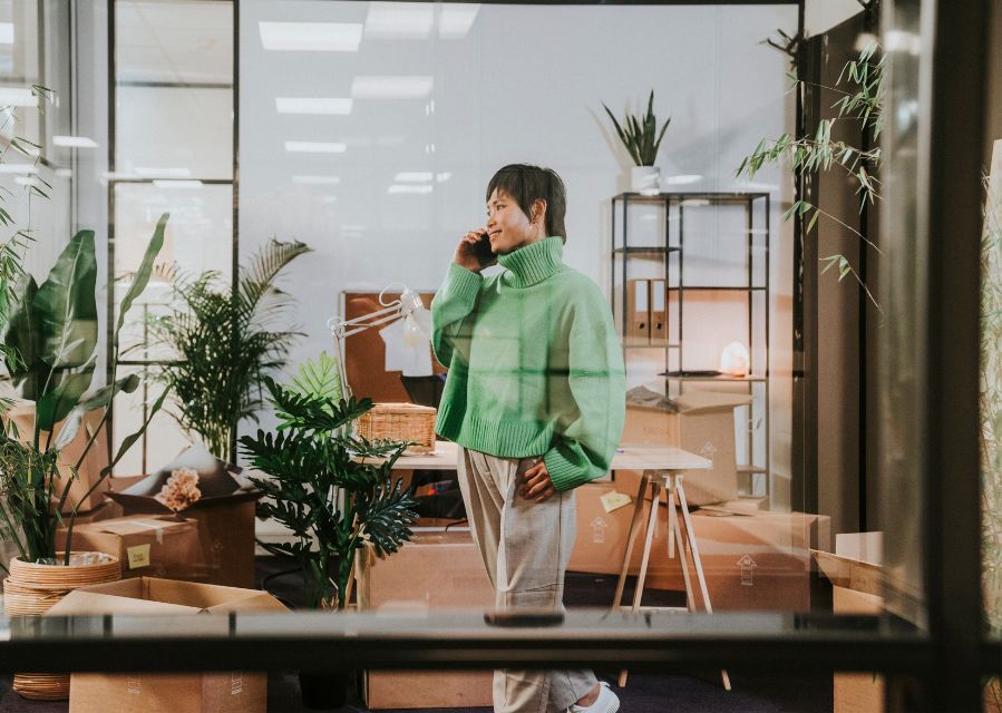Vrouw staat mobiel te bellen | Is een arbeidsongeschiktheid iets voor mij? | Interpolis verzekeringen