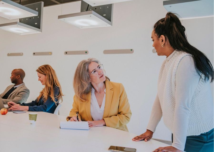 2 vrouwen overleggen met elkaar op kantoor | Aannemen én behouden van personeel, zo doe je dat.| Interpolis verzekeringen