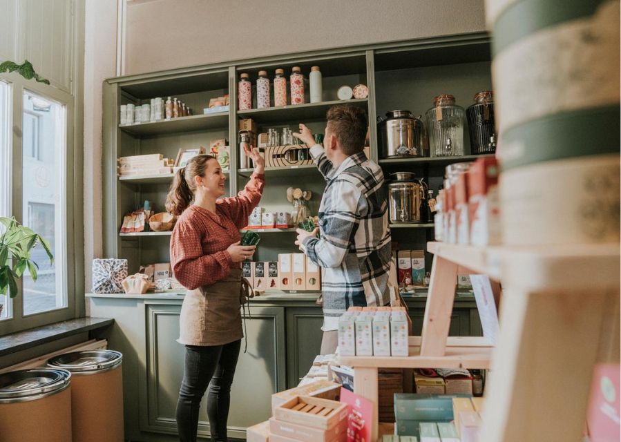 Vrouw verkoopt iets aan man in winkel | Wat zijn de risico’s van een eigen bedrijfspand? | Interpolis verzekeringen