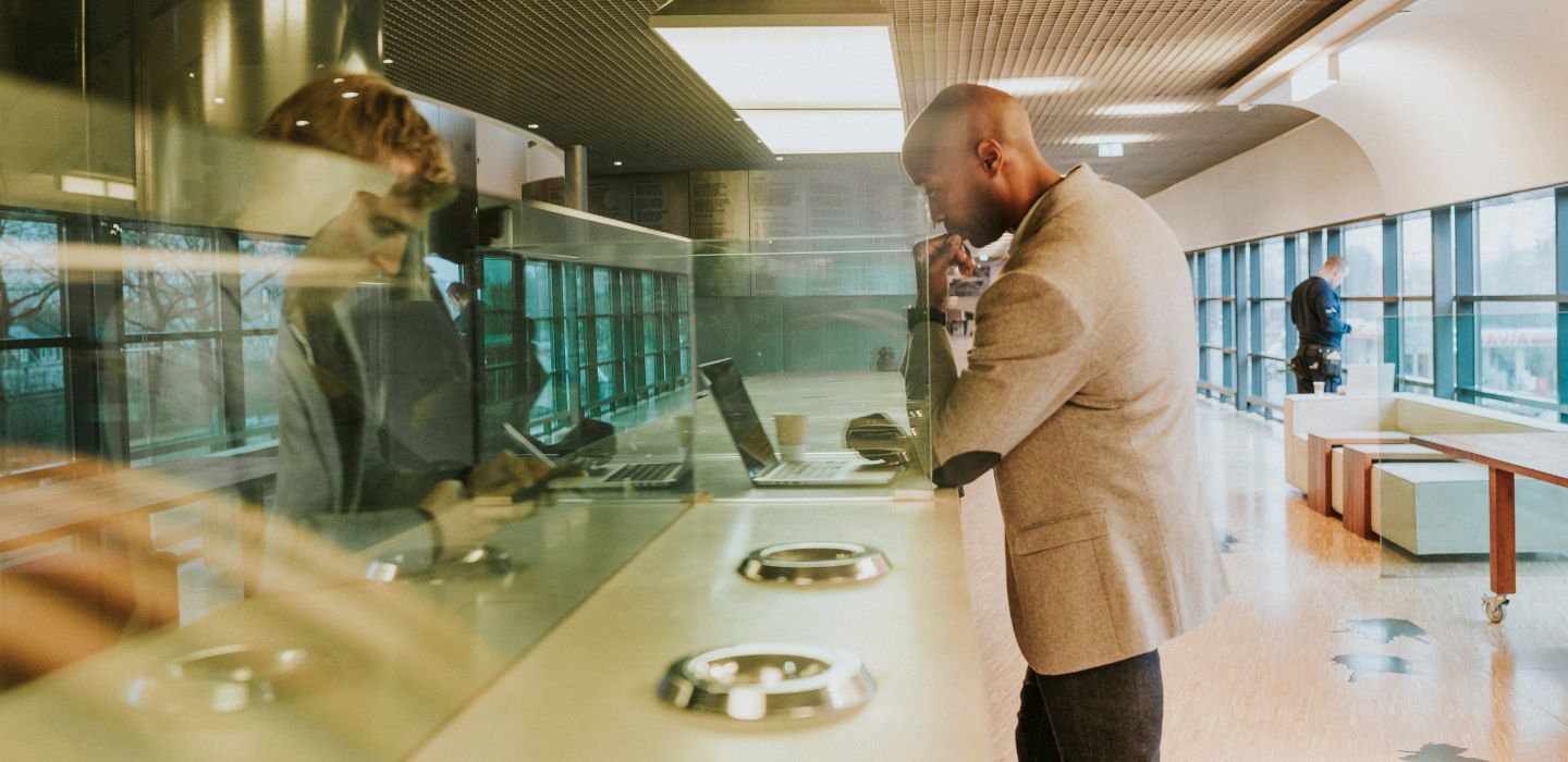 Ondernemer die op zijn laptop kijkt