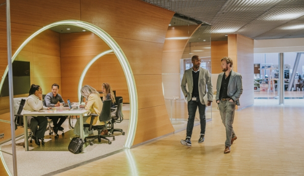 Twee ondernemers die met elkaar in gesprek zijn. Interpolis en Rabobank werken samen.