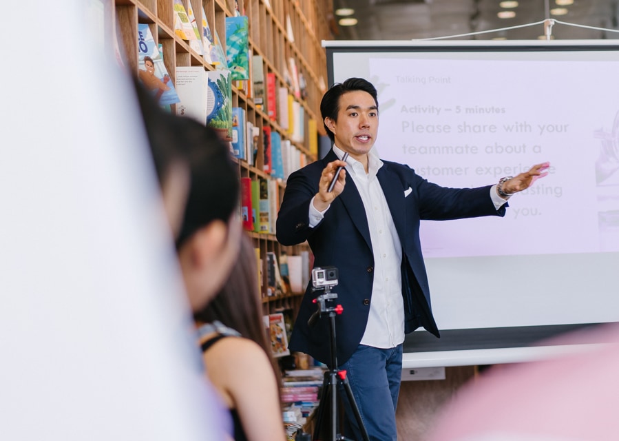 Man die een presentatie geeft