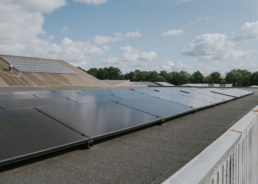 Zonnepanalen op het dak van een gebouw