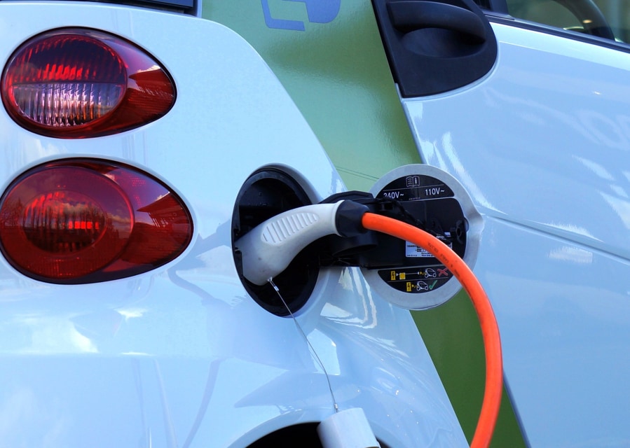 Elektrische auto die wordt opgeladen