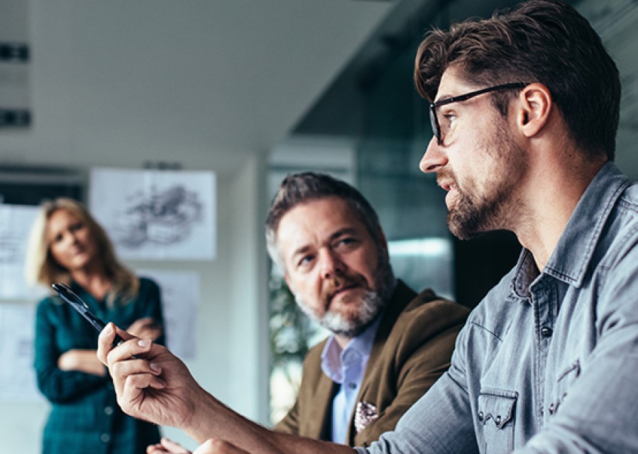 medewerkers van een mkb-bedrijf in overleg