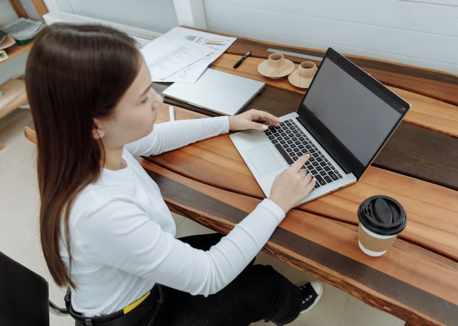 Vrouw aan het werk op haar laptop