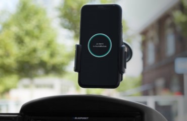 AutoModus app in een smartphonehouder