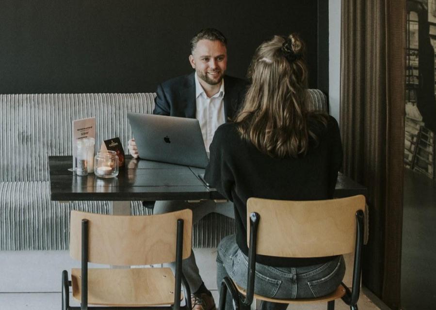 Ondernemer in gesprek met een zakenrelatie