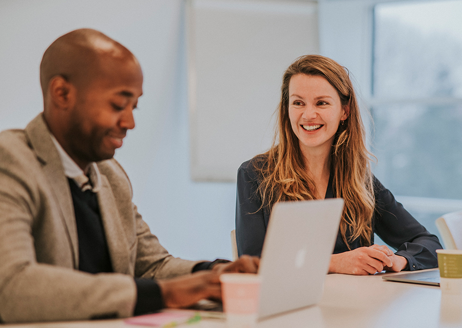 Man en vrouw zitten samen achter de laptop