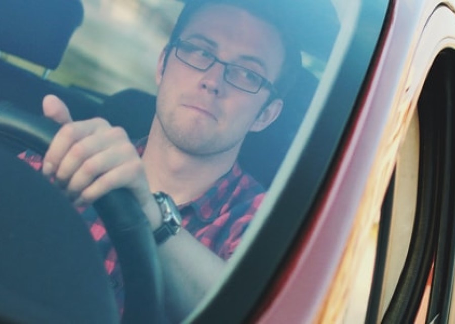 man aan het autorijden