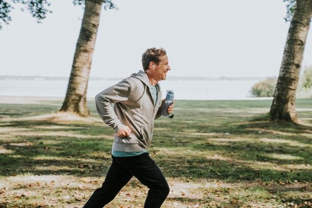 Man loopt hard langs het water.