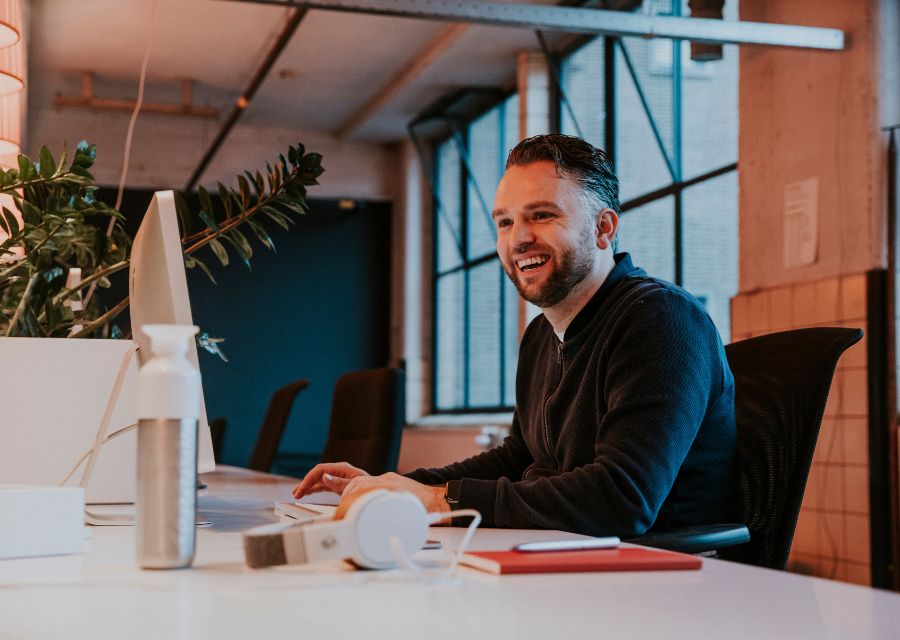 Ondernemer aan een bureau aan het werk.