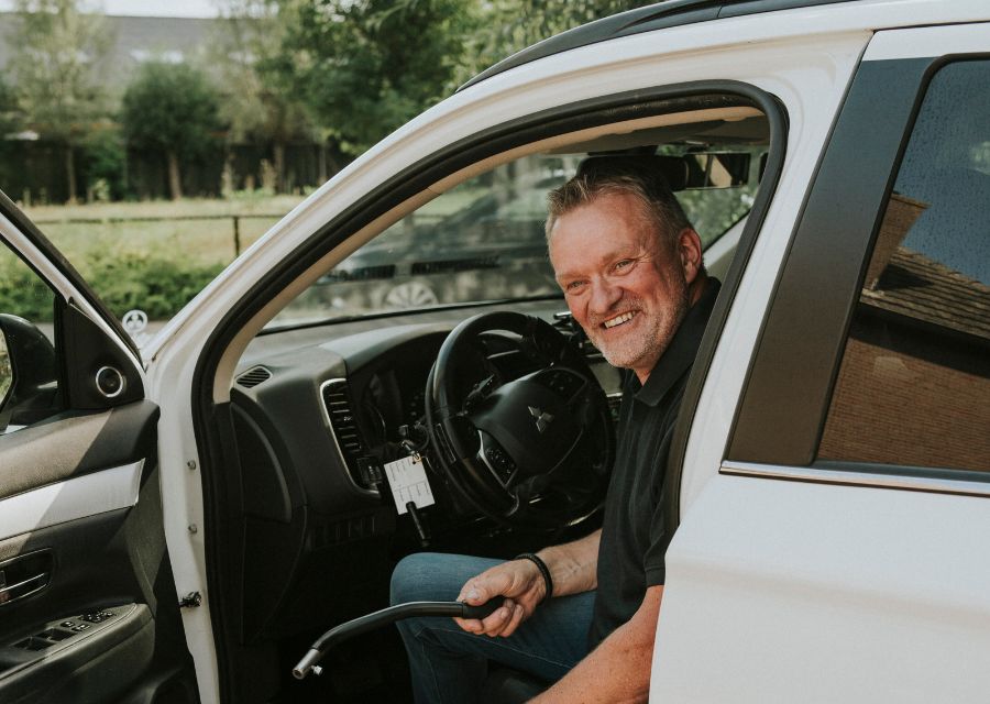 Ondernemer die in zijn bedrijfsauto zit