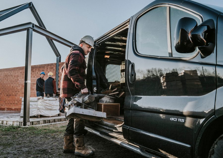 Ondernemer bij zijn zakelijke bestelauto