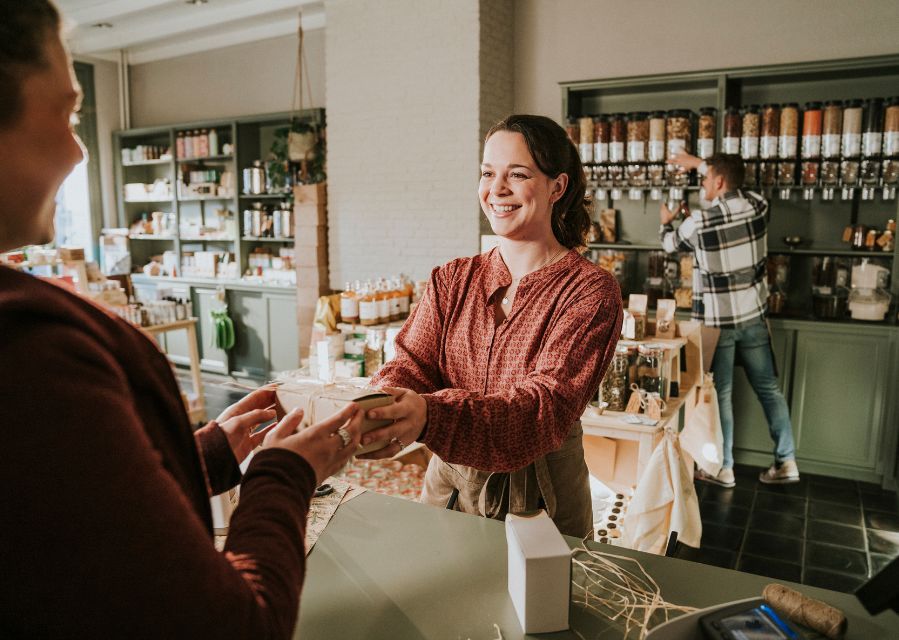 Vrouw is blij dat ze bonbons verkoopt in een winkel