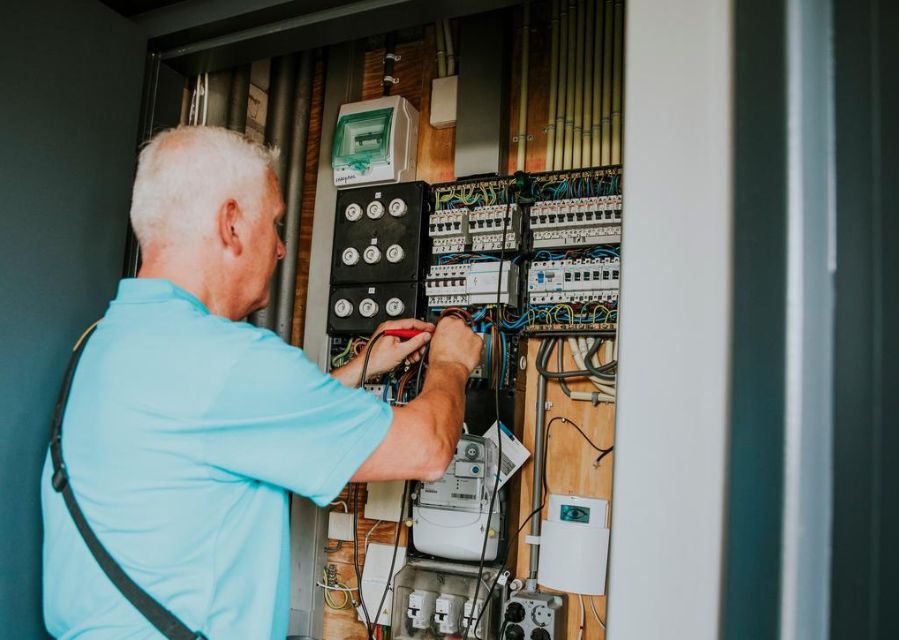 Man die werkt aan een meterkast