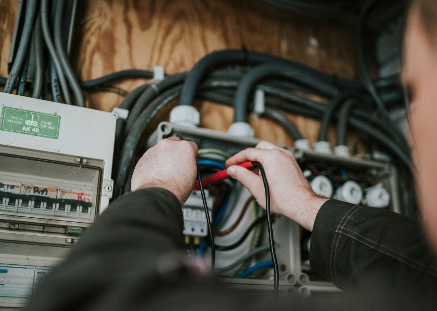 Iemand is aan het werk aan de meterkast