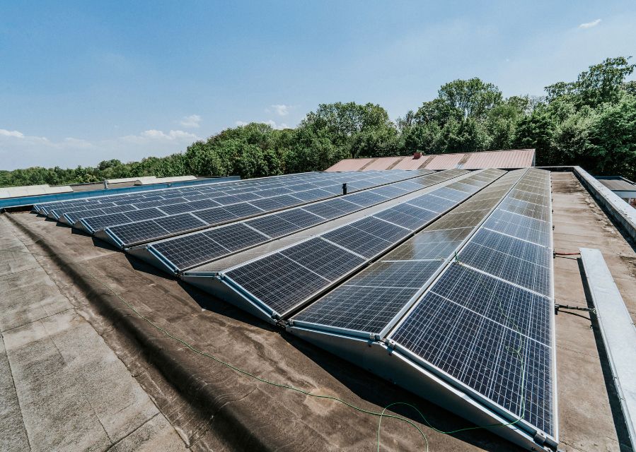 Zonnepanelen op een dak