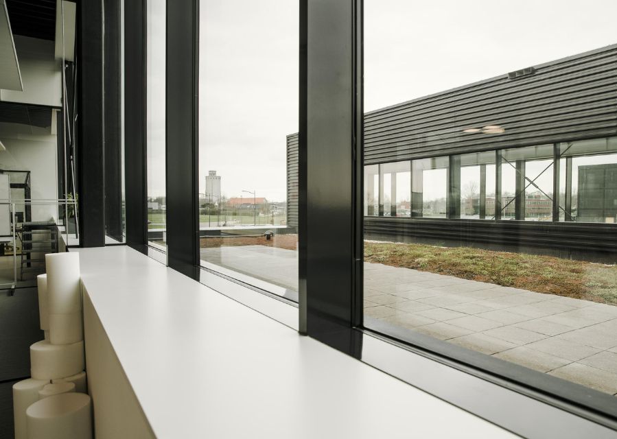 Uitzicht vanuit een fabriekshal op een andere fabriekshal