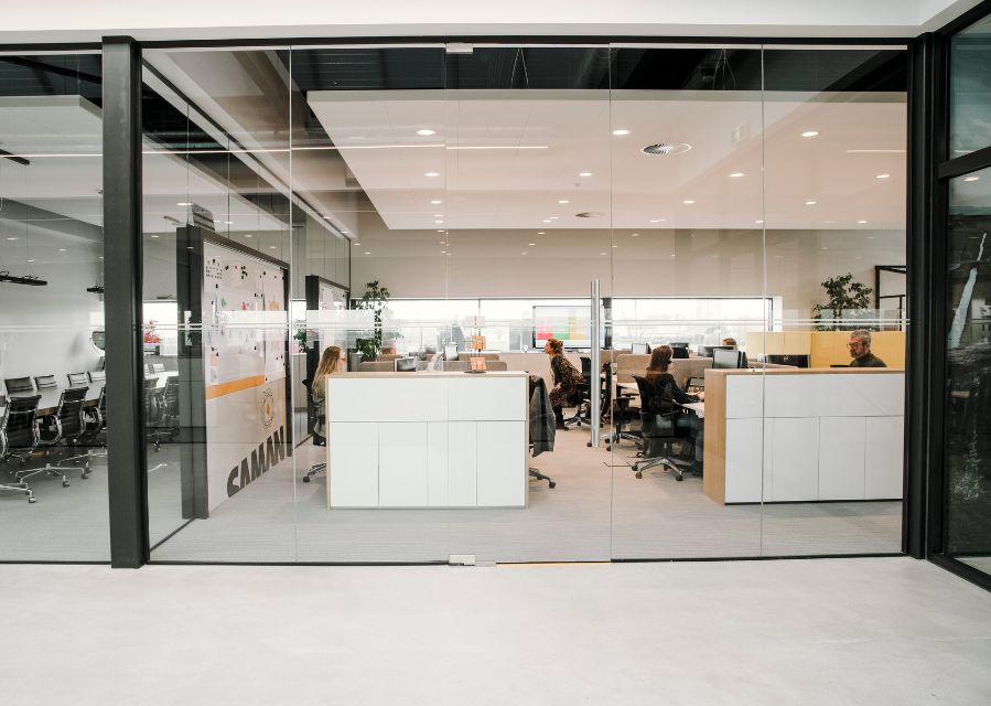 Zicht op een moderne kantoorruimte.