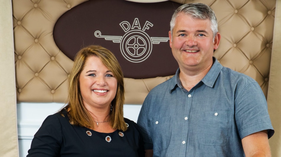 De 2 eigenaren van het bedrijf Labrotruck