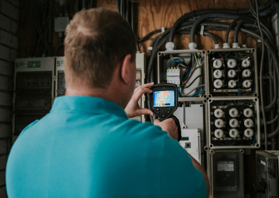 Een man doet een elektrakeuring