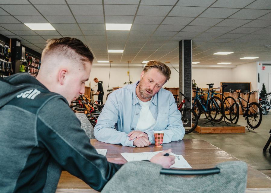 Man en vrouw zitten in een zakelijk gesprek tegenover elkaar aan tafel