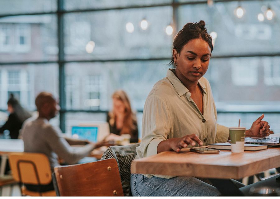 Ondernemer die aan een bureau aan het werk is.